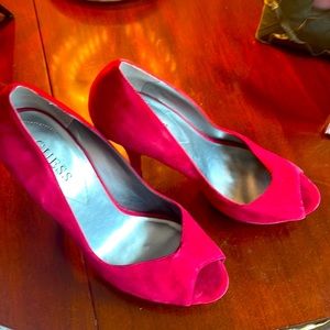 Red guess platform pumps